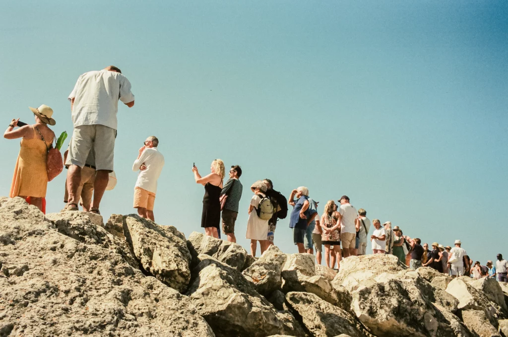 Touristes de la Série Quelques étés de théo Giacometti